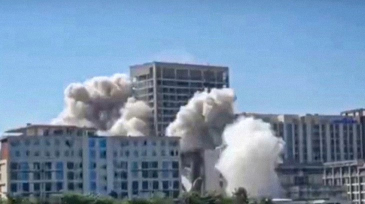 Bắt đầu đánh sập hơn 60 tòa nhà - ảnh 1