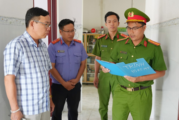 Khám xét khẩn cấp, tạm giữ hình sự Nguyễn Phúc Bình, tịch thu 33 con dấu, hơn 100 bộ hồ sơ và loạt tài liệu quan trọng