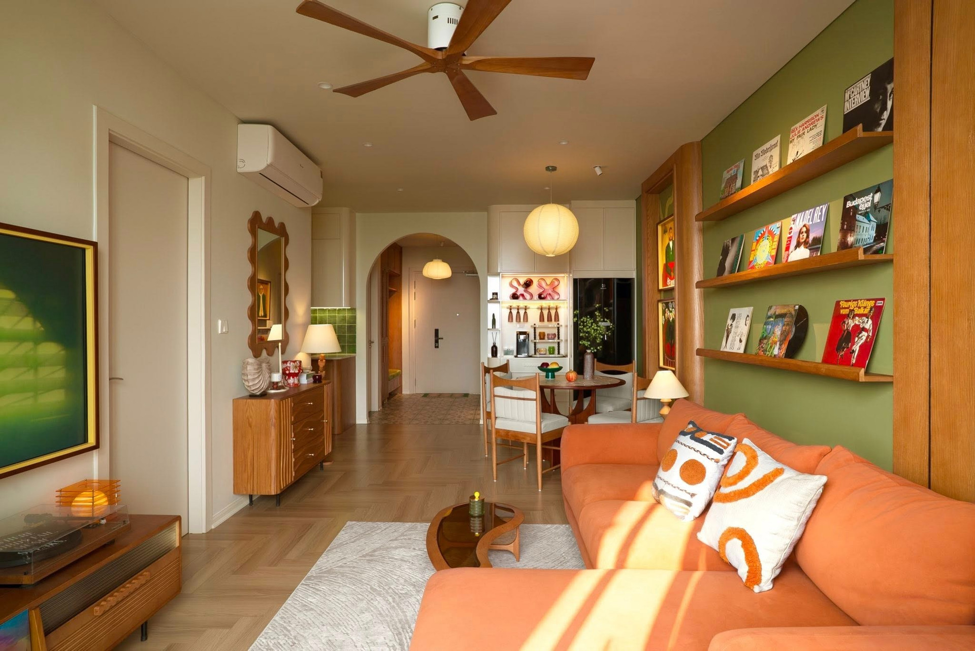 Tổ ấm 77m2 đậm tính nghệ sĩ: Căn hộ nhỏ mang hơi thở Địa Trung Hải và mid-century- Ảnh 1.