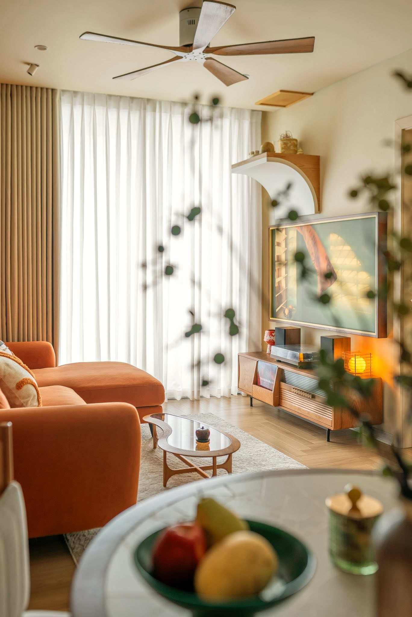 Tổ ấm 77m2 đậm tính nghệ sĩ: Căn hộ nhỏ mang hơi thở Địa Trung Hải và mid-century- Ảnh 6.