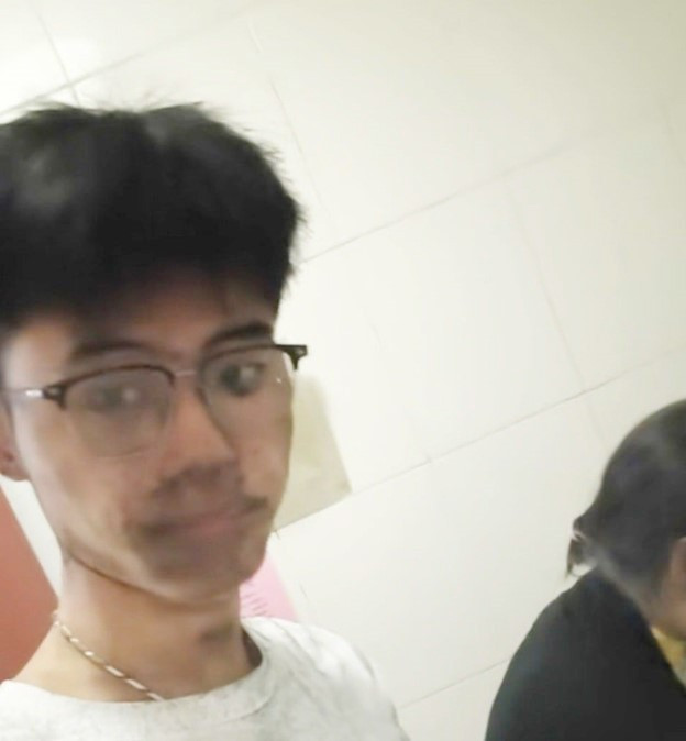 Cháy xe điện dưới tầng hầm chung cư, nam sinh 17 tuổi bế bà tìm lối thoát - ảnh 1