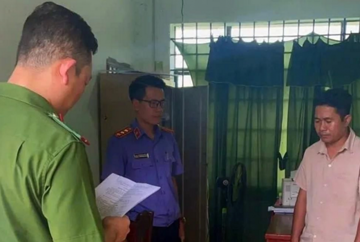 Bắt khẩn cấp một cán bộ xã ‘rút lõi’ Quỹ hoạt động của Ủy ban Mặt trận Tổ quốc