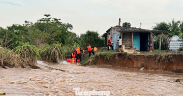 Nước lũ cuốn phăng đường dân sinh ở Lâm Đồng, hàng chục nhân khẩu bị cô lập