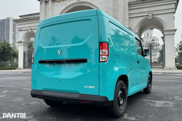VinFast EC Van lộ diện 'full HD' khiến dân giao hàng đứng ngồi không yên: Khoang hàng 2.600 lít, chạy 175 km, giá chỉ 285 triệu