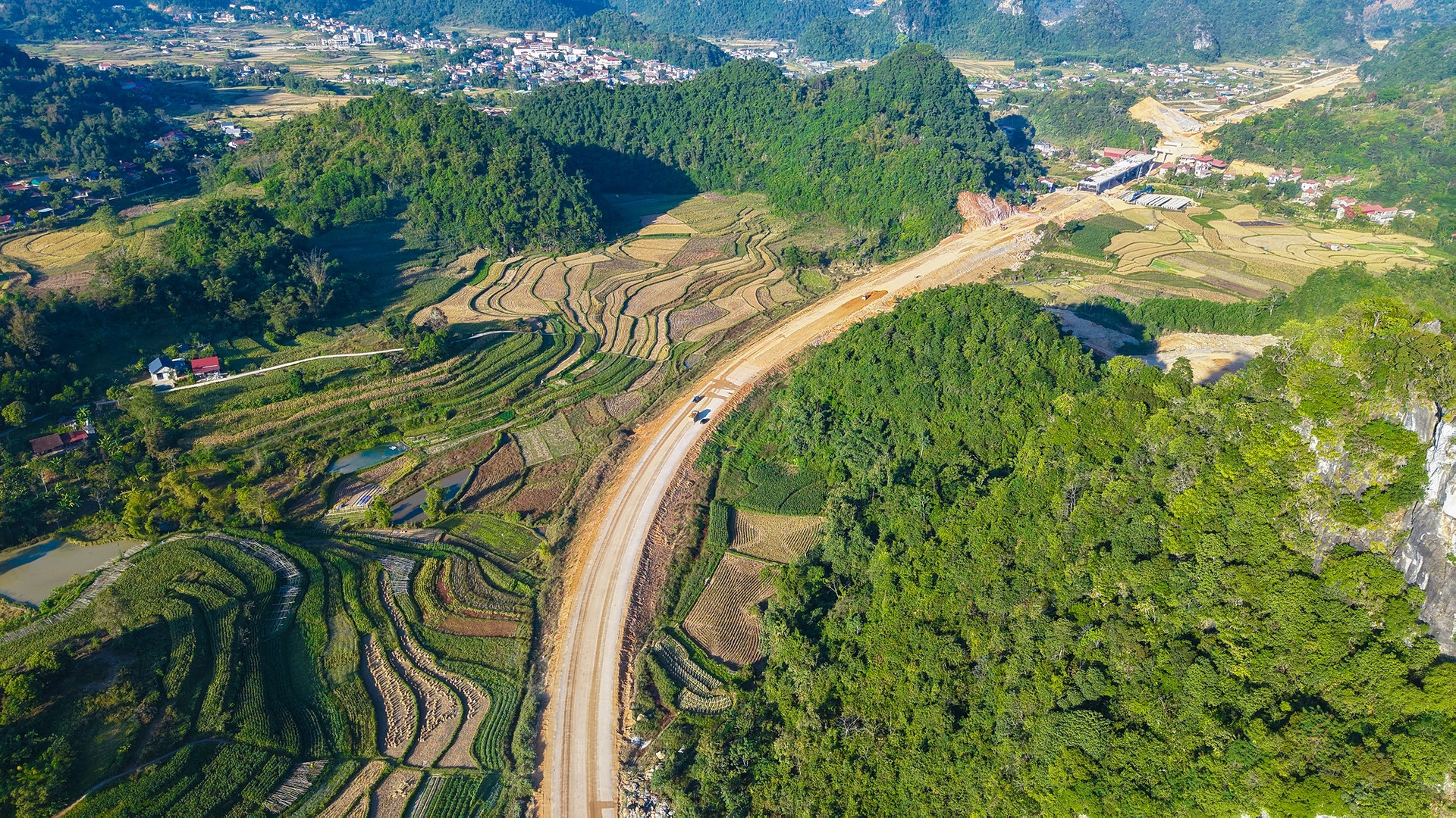 Công trường thi công cao tốc Đồng Đăng – Trà Lĩnh. Nguồn ảnh: Deoca.vn
