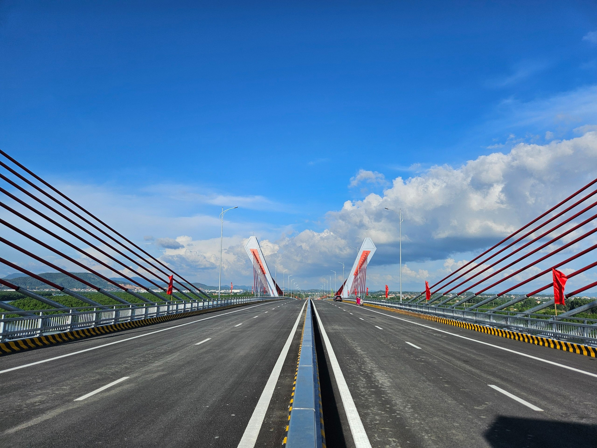 Sắp chính thức vận hành cầu 2.000 tỷ kết nối 2 tỉnh thành giàu có miền Bắc, xóa bỏ bến phà lâu đời- Ảnh 2.