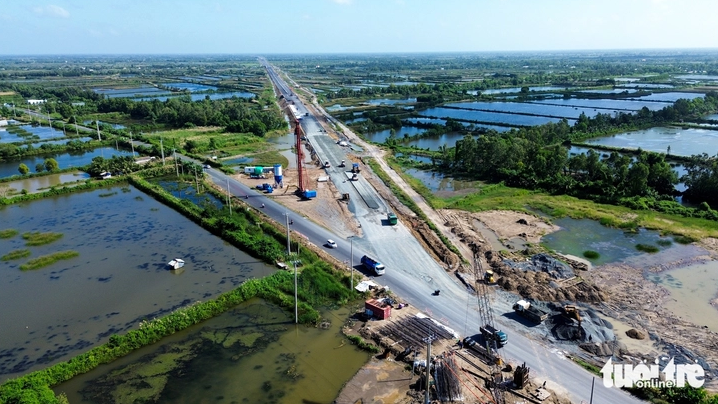 Huy động hơn 2.100 công nhân, 1.150 máy móc, tuyến cao tốc cuối cùng trên trục xương sống Bắc - Nam phía Đông sắp thông xe- Ảnh 1.