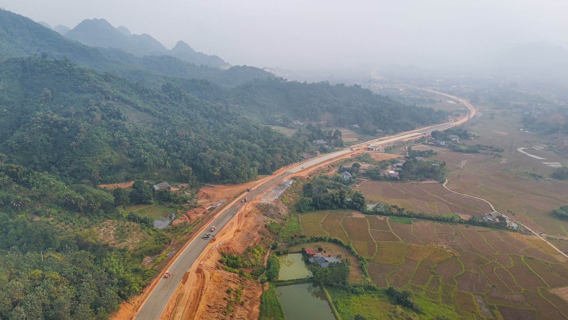 Chỉ 2 tuần nữa, tuyến cao tốc hàng chục nghìn tỷ tại tỉnh là địa đầu Tổ quốc sẽ hoàn thành- Ảnh 1.