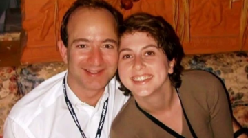 Bạn thân cho vay 1.000 USD để không phải bỏ học, vợ cũ Jeff Bezos đã trả ơn bằng cách này