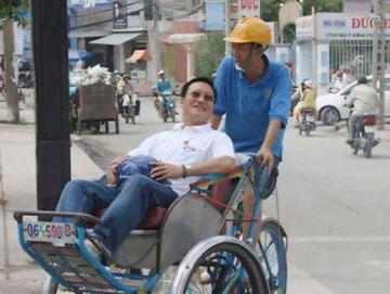 Bức ảnh cũ về 'chuyến xích lô đắt nhất Việt Nam' trị giá 400 triệu đồng của Chủ tịch Tập đoàn Thiên Long Cô Gia Thọ, danh tính người đạp xe cũng đặc biệt không kém