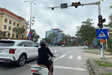 Ngay bây giờ, quy định mới về tín hiệu đèn xanh - đèn vàng: Người tham gia giao thông phải lưu ý, tránh bị phạt lên tới 22 triệu và trừ 10 điểm GPLX