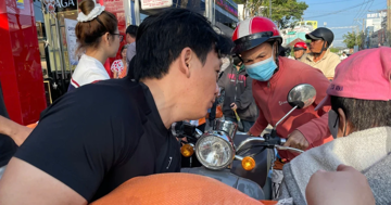 Người khó khăn ở TPHCM xúc động nhận quà từ thanh niên trúng số độc đắc