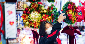 Phố Hàng Mã rực rỡ Giáng sinh nhưng sức mua sụt giảm