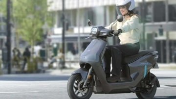 Yamaha ‘tiếp nhiệt’ khi ra mắt mẫu xe máy điện nhỏ - nhẹ, luồn lách dễ dàng trong phố, 2 màu tùy chọn, hệ thống đổi pin siêu tốc: Có rẻ hơn Honda Vision không?