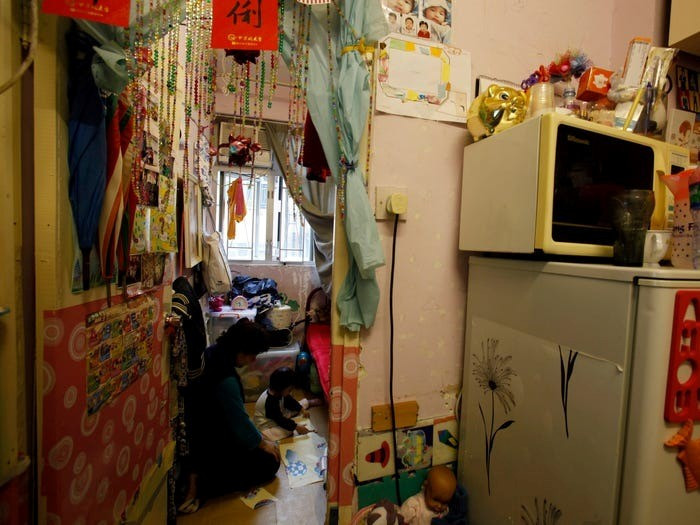 Run rẩy nhìn vào những căn hộ hộp diêm, 'chung cư quan tài' ở Hong Kong - ảnh 11