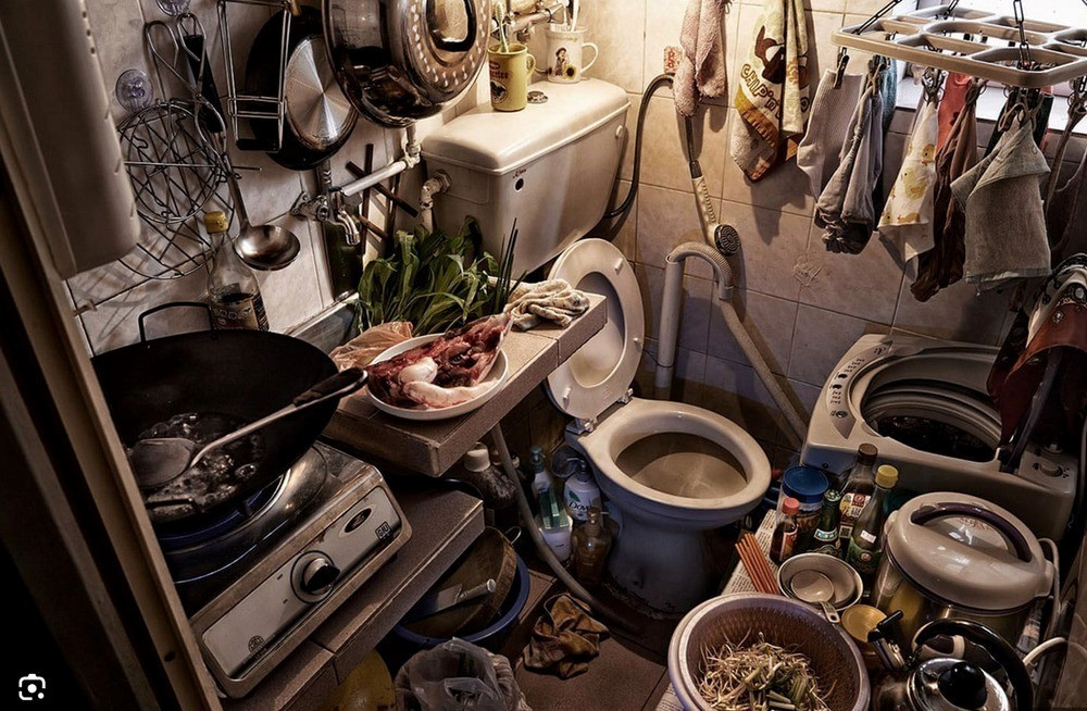 Run rẩy nhìn vào những căn hộ hộp diêm, 'chung cư quan tài' ở Hong Kong - ảnh 7