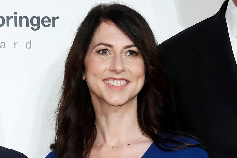 Bạn thân cho vay 1.000 USD để không phải bỏ học, vợ cũ Jeff Bezos đã trả ơn bằng cách này - ảnh 1