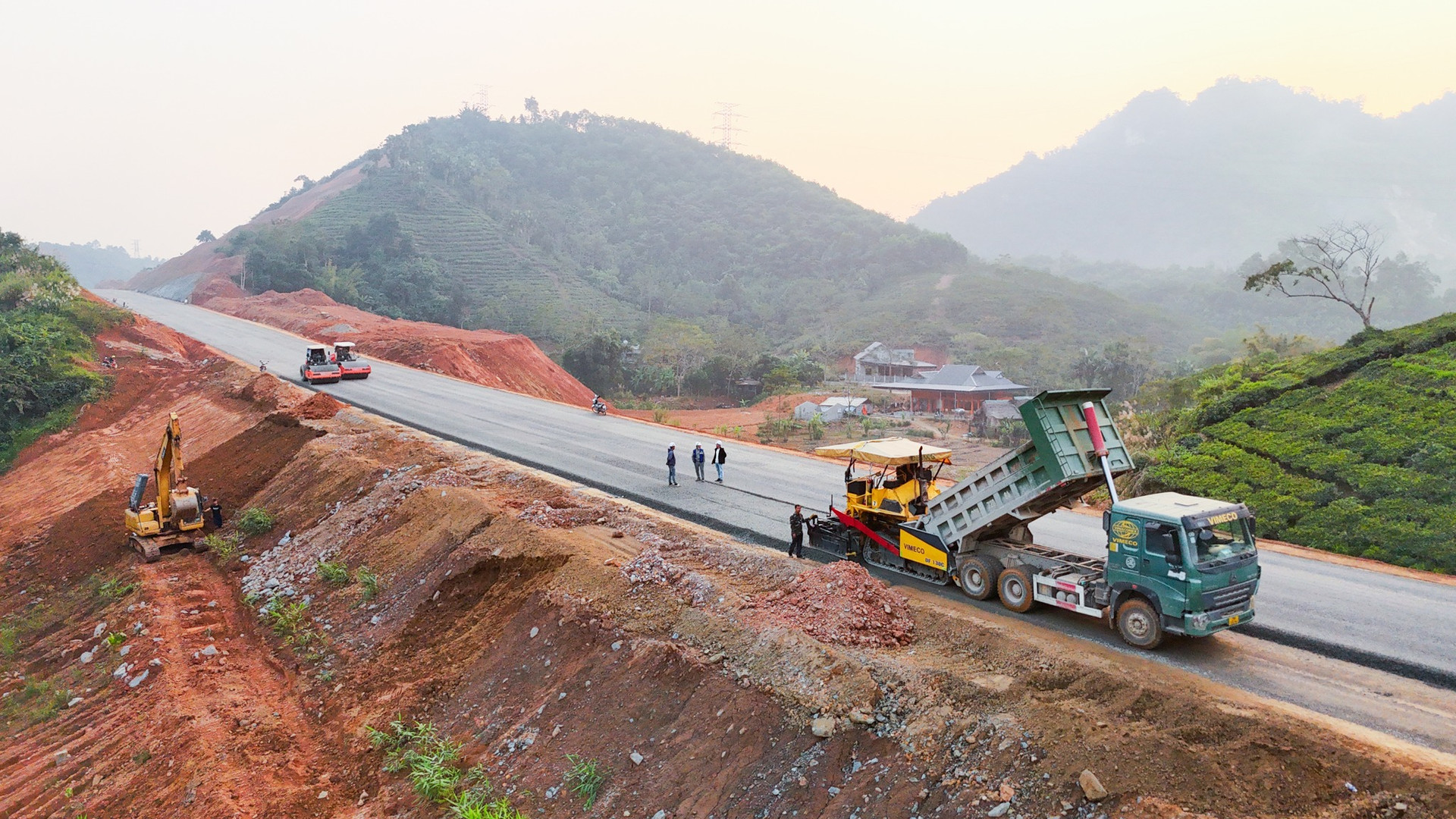 Chỉ 2 tuần nữa, tuyến cao tốc hàng chục nghìn tỷ tại tỉnh là địa đầu Tổ quốc sẽ hoàn thành- Ảnh 2.