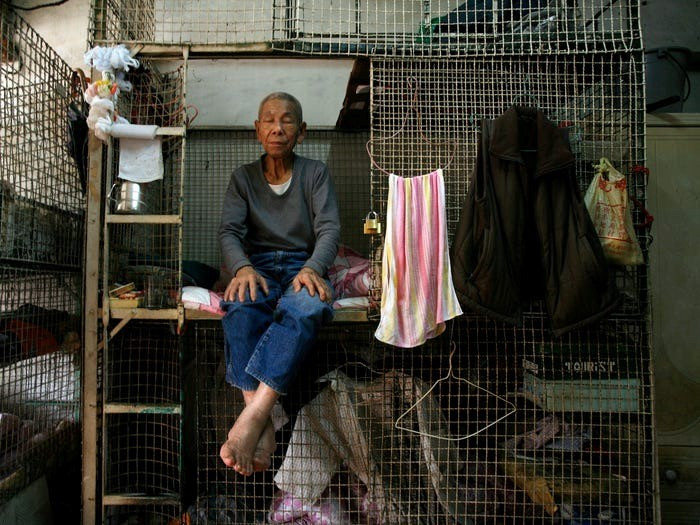 Run rẩy nhìn vào những căn hộ hộp diêm, 'chung cư quan tài' ở Hong Kong - ảnh 4