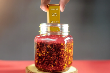 Giấu 2 thỏi vàng vào hũ tương ớt gửi đi ‘đầu tư’, cụ ông suýt mất sạch vì tin lời chuyên gia chứng khoán online