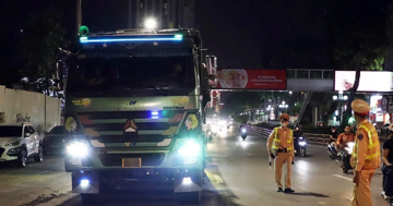 Hà Nội xử lý hàng chục xe quá tải trong một đêm