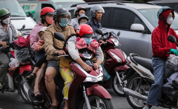 Ngay bây giờ, quy định mới về chở trẻ em trên 6 tuổi bằng xe máy: Cha mẹ biết để chấp hành, tránh bị phạt lên tới 10 triệu và tước GPLX 10-12 tháng