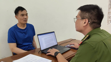 Vũ Hiền (34 tuổi) bịt khẩu trang, chạy xe không biển đến tiệm vàng vờ xem hàng rồi giật nhẫn 5 chỉ tẩu thoát