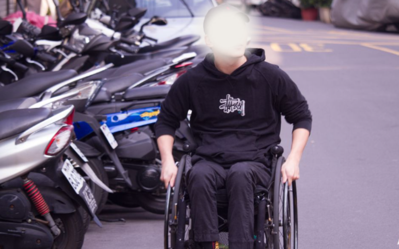 Đưa 180 tỷ đồng tiền đền bù bảo hiểm cho bố mẹ giữ, anh A. không thể tin điều này lại xảy ra - ảnh 1