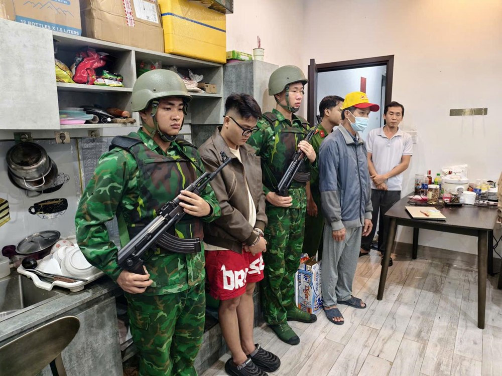 Bắt, khám xét khẩn cấp nơi ở của Nguyễn Quang Hải - ảnh 2