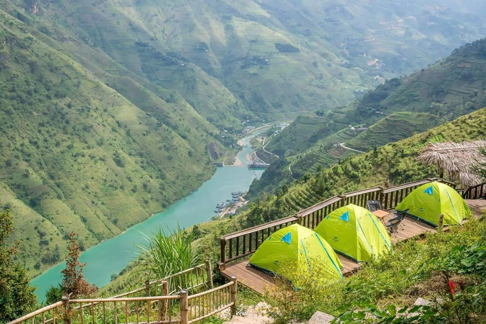 Huy động 2.300 nhân công thuộc 16 dân tộc, đục khoét gần 3 triệu m3 đất đá, làm 42 cây cầu để dựng nên cung đèo hiểm trở bậc nhất Việt Nam - ảnh 5