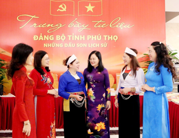 Cán bộ, công chức được yêu cầu không mặc quần bò, áo phông không cổ tại công sở