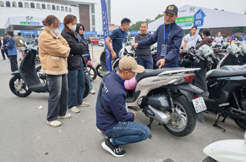 Mang Honda Vision đến ngày hội thu đổi xe máy điện VinFast, khách hàng nói thẳng cách kỹ thuật viên thẩm định giá và có luôn quyết định