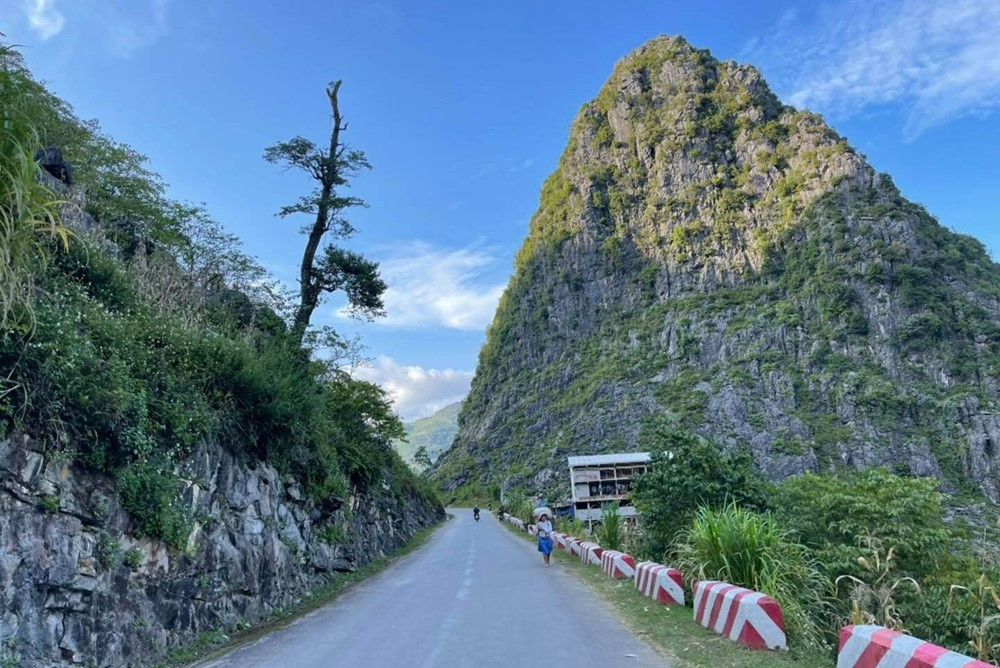 Huy động 2.300 nhân công thuộc 16 dân tộc, đục khoét gần 3 triệu m3 đất đá, làm 42 cây cầu để dựng nên cung đèo hiểm trở bậc nhất Việt Nam - ảnh 3