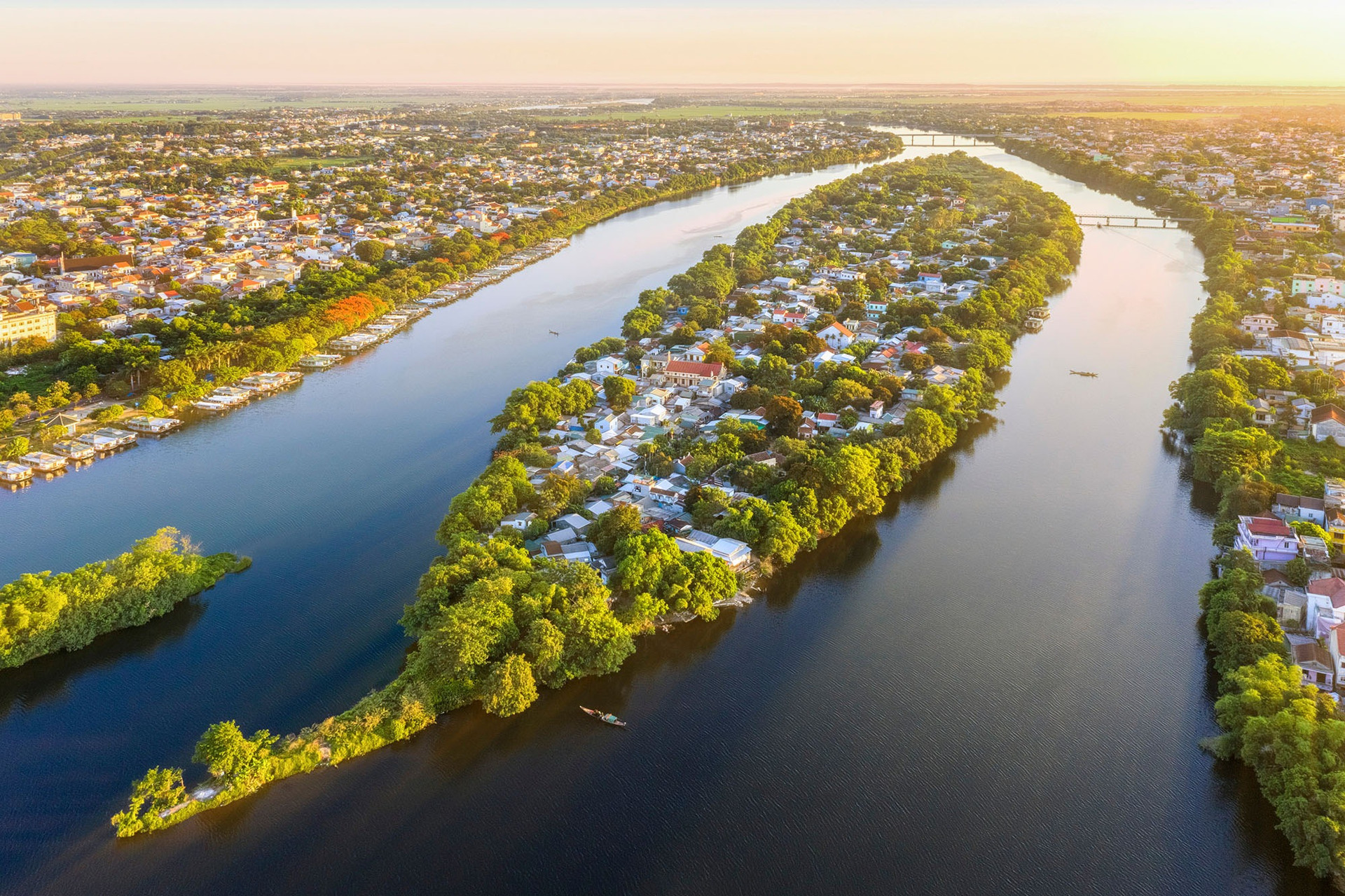 Thành phố trẻ nhất Việt Nam dự kiến làm cây cầu 2.200 tỷ bắc qua dòng sông biểu tượng- Ảnh 2. Thành phố trẻ nhất Việt Nam dự kiến làm cây cầu 2.200 tỷ bắc qua dòng sông biểu tượng- Ảnh 2.