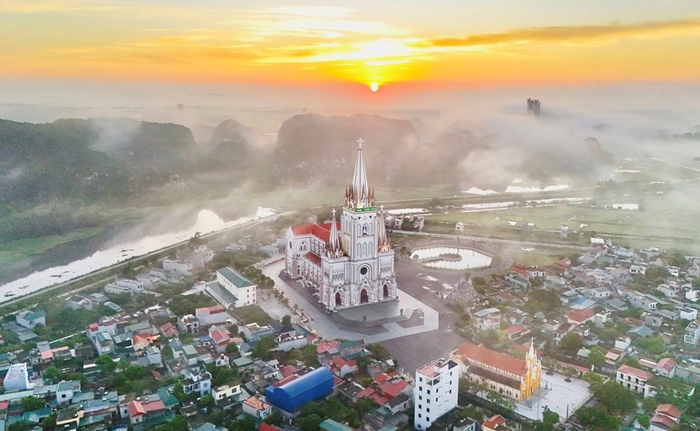 Khánh thành Nhà thờ Giáo xứ lớn nhất Việt Nam bên 'vịnh không sóng' sức chứa đến 5.000 người- Ảnh 1. Khánh thành Nhà thờ Giáo xứ lớn nhất Việt Nam bên 'vịnh không sóng' sức chứa đến 5.000 người- Ảnh 1.