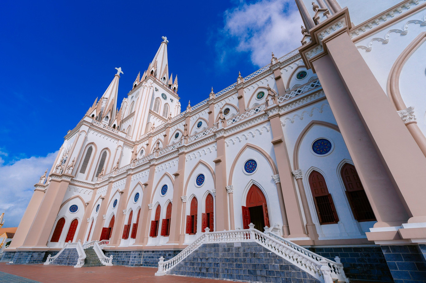 Khánh thành Nhà thờ Giáo xứ lớn nhất Việt Nam bên 'vịnh không sóng' sức chứa đến 5.000 người- Ảnh 4. Khánh thành Nhà thờ Giáo xứ lớn nhất Việt Nam bên 'vịnh không sóng' sức chứa đến 5.000 người- Ảnh 4.