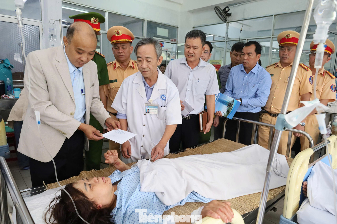 Ông Lê Quang Nam - Phó Chủ tịch UBND TP Đà Nẵng thăm hỏi nạn nhân vụ tai nạn. tp-tham-hoi-nan-nhan-vu-tai-nan.jpg