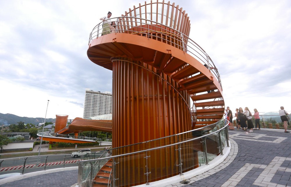 Cây cầu bộ hành trên cao 42 tỷ mang kiến trúc Nhật Bản, nằm ở thành phố đáng sống nhất Việt Nam - ảnh 2