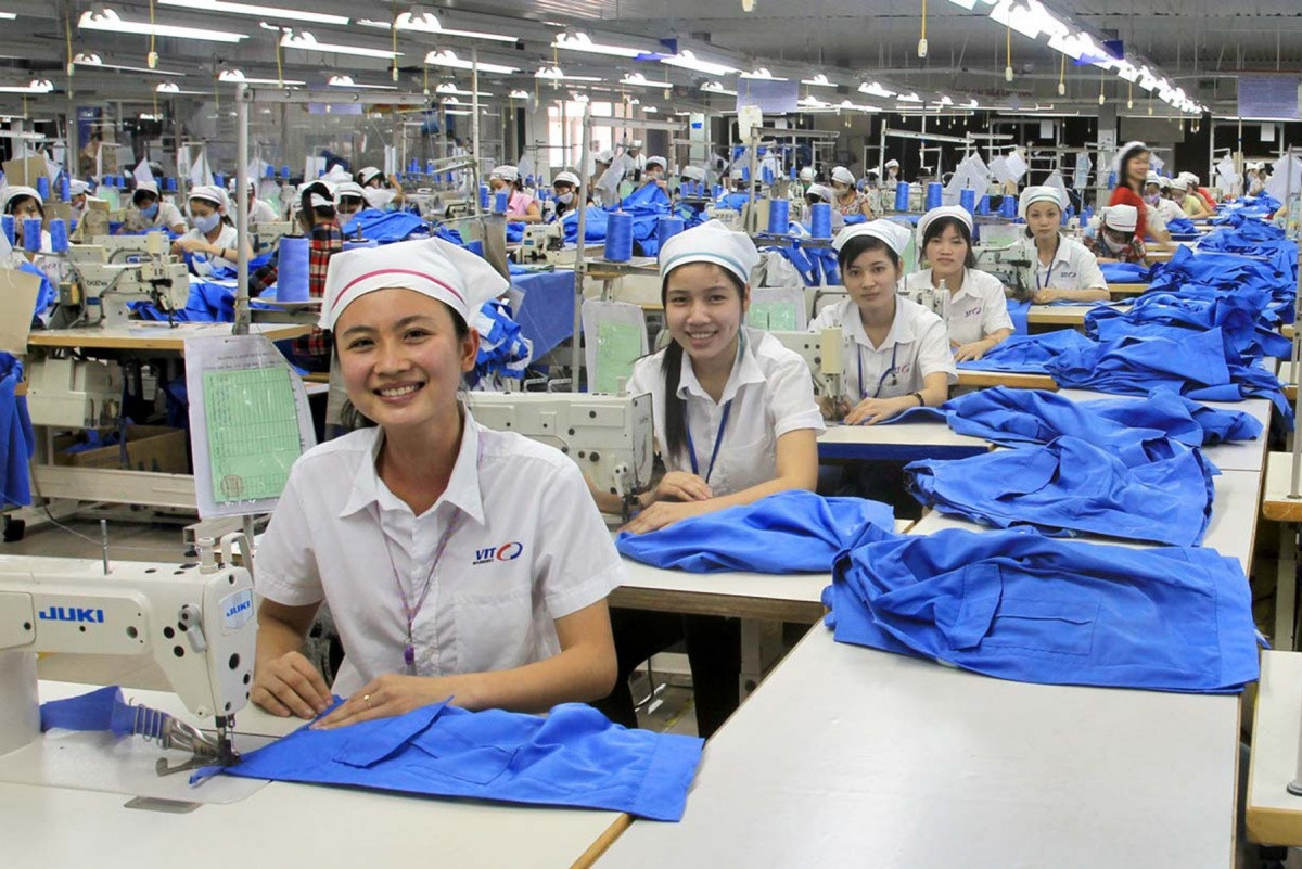 V&igrave; sao dệt may Việt Nam h&uacute;t đơn h&agrave;ng từ Mỹ v&agrave; EU?
