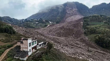 Lở đất kinh hoàng tách đôi cả ngôi làng chỉ trong 58 giây: 100.000m3 đất đá từ trên cao ập xuống, hàng chục người mất tích