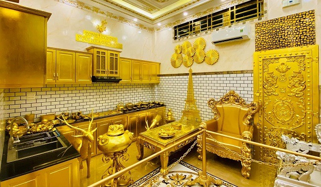 Ng&ocirc;i nh&agrave; d&aacute;t v&agrave;ng của đại gia bất động sản ở miền T&acirc;y: Kh&ocirc;ng gian phủ v&agrave;ng g&acirc;y cho&aacute;ng ngợp, gia chủ tiết lộ sự thật về chất liệu x&acirc;y dựng- Ảnh 2.