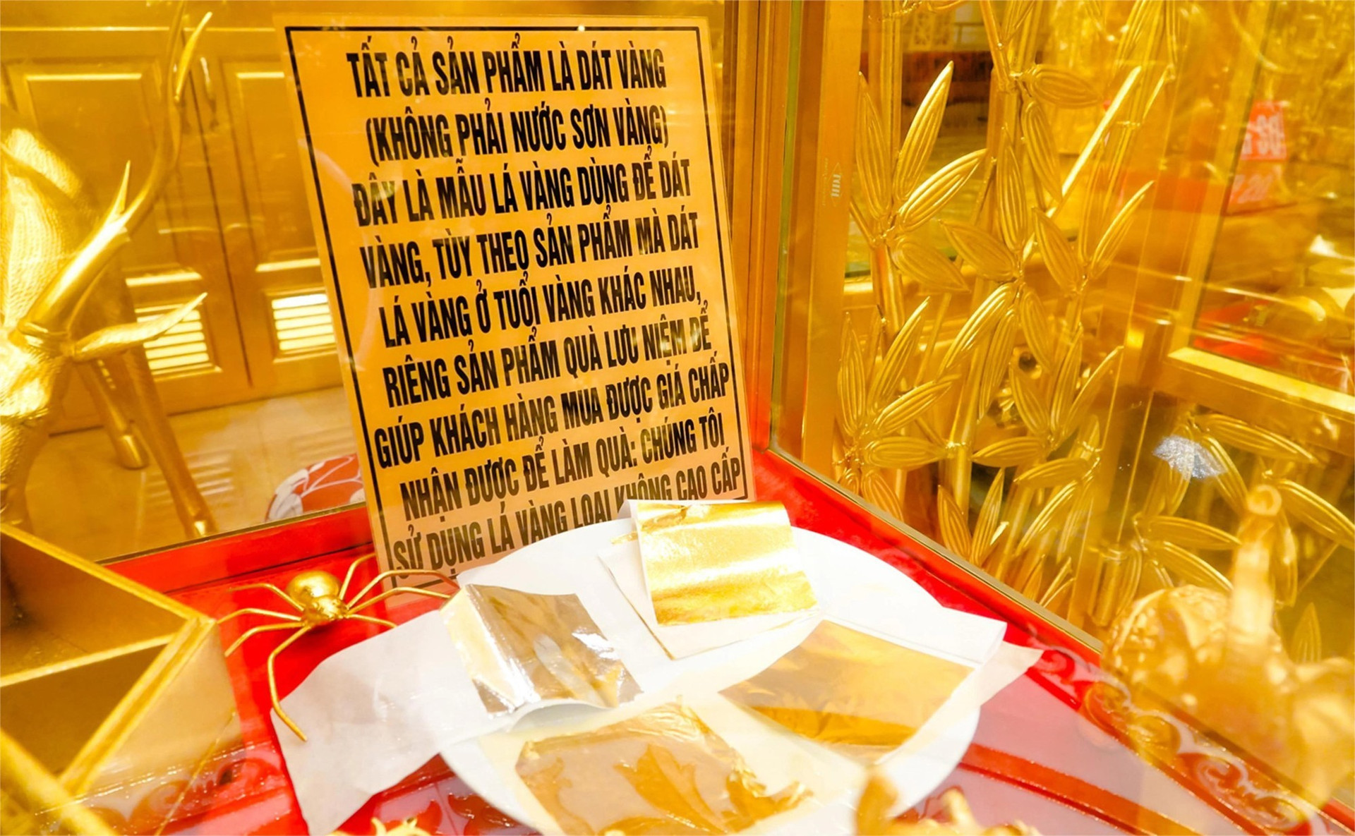Ng&ocirc;i nh&agrave; d&aacute;t v&agrave;ng của đại gia bất động sản ở miền T&acirc;y: Kh&ocirc;ng gian phủ v&agrave;ng g&acirc;y cho&aacute;ng ngợp, gia chủ tiết lộ sự thật về chất liệu x&acirc;y dựng- Ảnh 7.