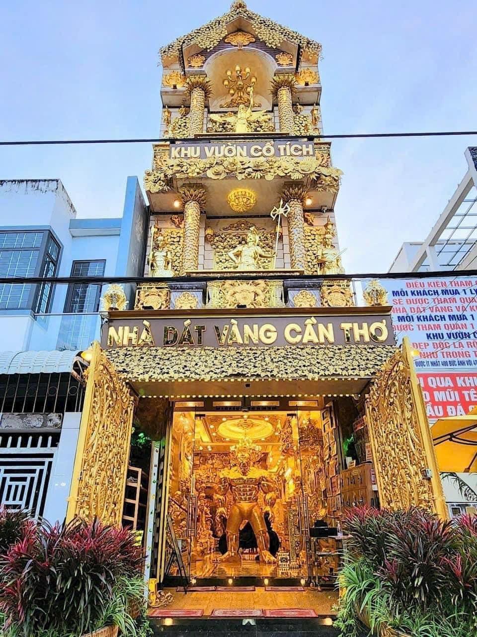 Ng&ocirc;i nh&agrave; d&aacute;t v&agrave;ng của đại gia bất động sản ở miền T&acirc;y: Kh&ocirc;ng gian phủ v&agrave;ng g&acirc;y cho&aacute;ng ngợp, gia chủ tiết lộ sự thật về chất liệu x&acirc;y dựng- Ảnh 1.