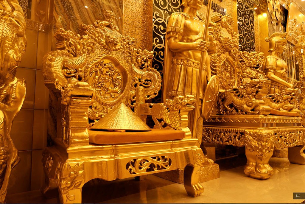 Ng&ocirc;i nh&agrave; d&aacute;t v&agrave;ng của đại gia bất động sản ở miền T&acirc;y: Kh&ocirc;ng gian phủ v&agrave;ng g&acirc;y cho&aacute;ng ngợp, gia chủ tiết lộ sự thật về chất liệu x&acirc;y dựng- Ảnh 4.