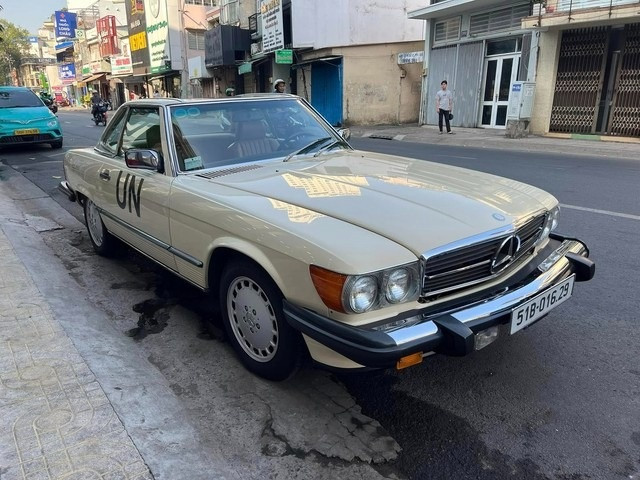 &Ocirc;ng tr&ugrave;m c&agrave; ph&ecirc; Đặng L&ecirc; Nguy&ecirc;n Vũ xuất hiện c&ugrave;ng huyền thoại Mercedes-Benz 380