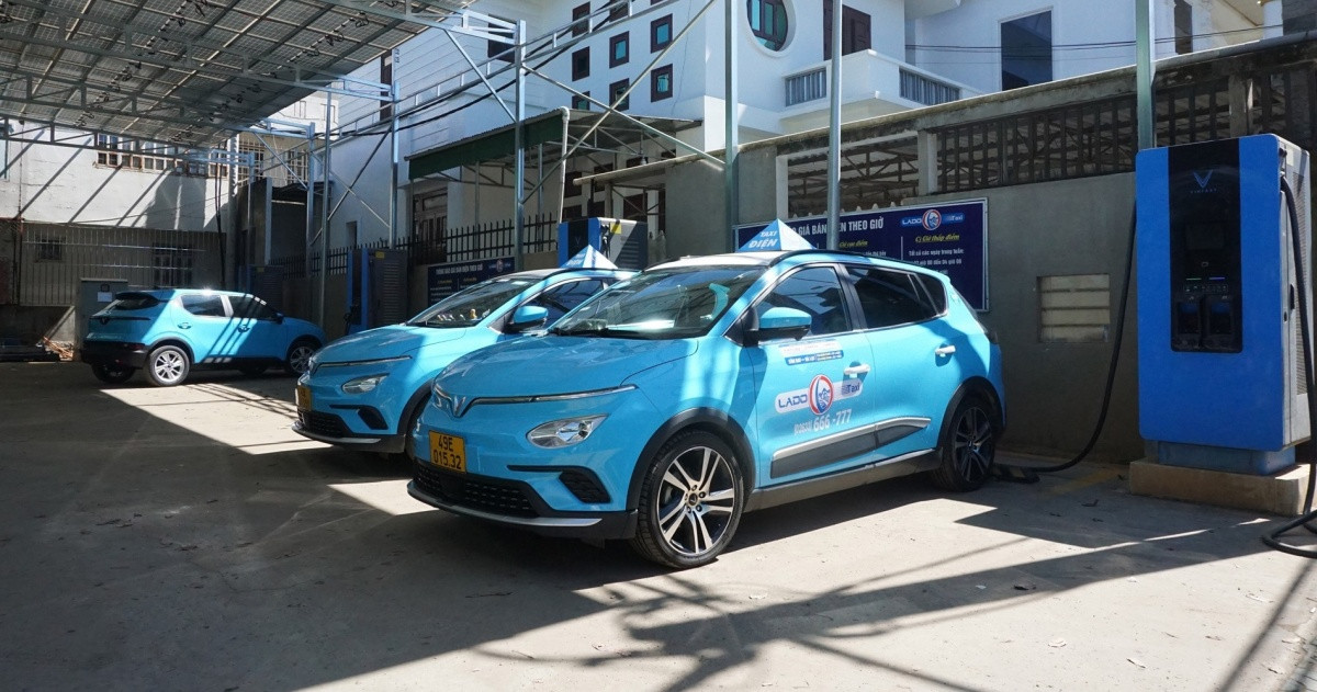 &Ocirc;ng chủ taxi truyền thống bỏ xe xăng, chuyển sang VinFast điện: Thừa nhận sự thật 'khốc liệt' trong ng&agrave;nh