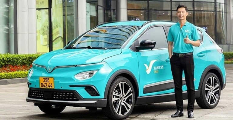 &Ocirc;ng chủ taxi truyền thống bỏ xe xăng, chuyển sang VinFast điện: Thừa nhận sự thật 'khốc liệt' trong ng&agrave;nh