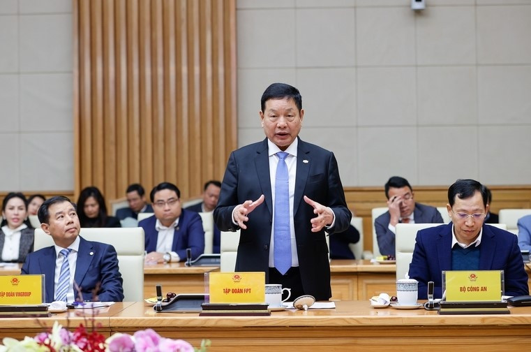 Chủ tịch FPT Trương Gia B&igrave;nh: 'B&igrave;nh d&acirc;n h&oacute;a tr&iacute; tuệ nh&acirc;n tạo', c&oacute; thể đưa cả AI v&agrave;o lớp 1