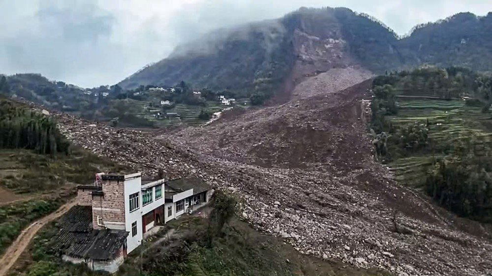 Lở đất kinh ho&agrave;ng t&aacute;ch đ&ocirc;i cả ng&ocirc;i l&agrave;ng chỉ trong 58 gi&acirc;y: 100.000m3 đất đ&aacute; từ tr&ecirc;n cao ập xuống, h&agrave;ng chục người mất t&iacute;ch - ảnh 1