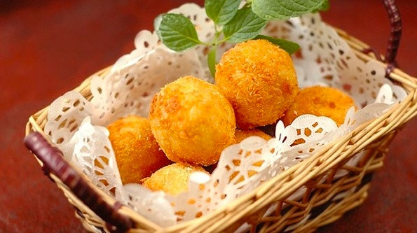 Hai m&oacute;n ăn nhiều gia đ&igrave;nh thường mua cho trẻ nhỏ h&agrave;ng ng&agrave;y: Chứa đầy vi nhựa c&oacute; khả năng g&acirc;y đột quỵ
